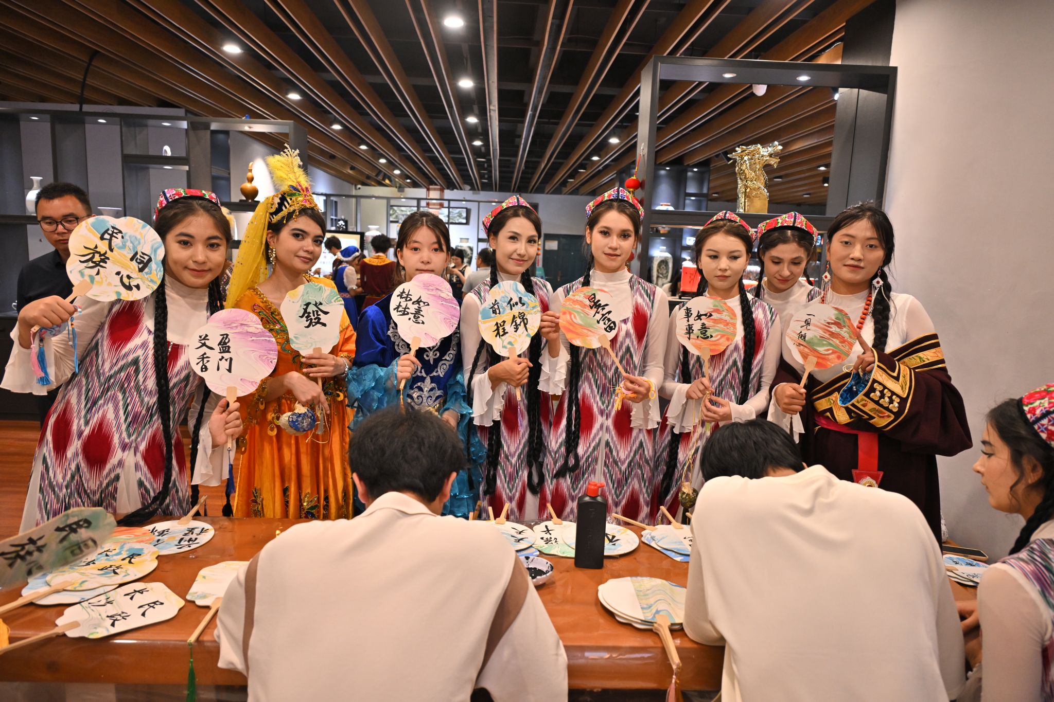 湘吐千里匯情長 石榴花開映民院——吐魯番“石榴籽·祖國行”走進長沙民政職院 會議會展服務